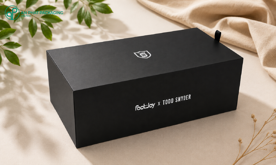 Hộp giấy đựng giày cao cấp FootJoy ép kim phủ mờ có quai xách — premium shoe box Vietnam — An Phat Packaging