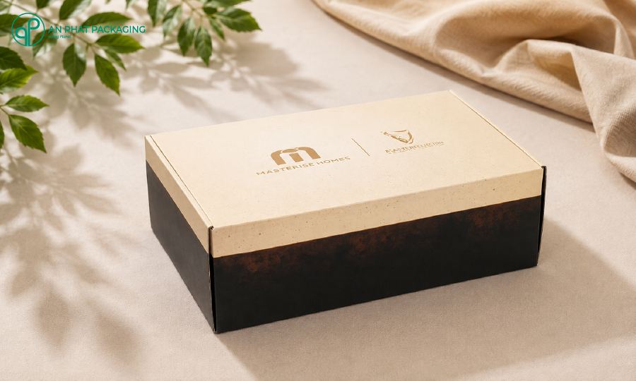 Hộp giày collab TravisMathew Guinness mailer box nắp lật Kraft kem ép kim vàng — custom shoe box Vietnam — An Phat Packaging